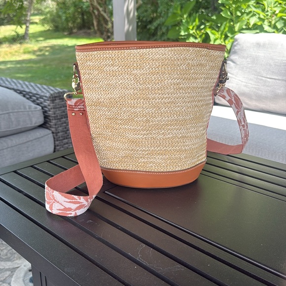 Stella and Dot woven bucket bag with guitar strap - Picture 4 of 7
